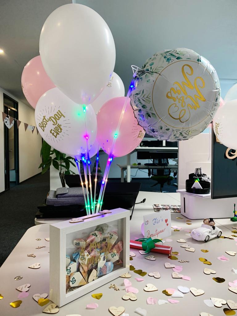 geschmükter Arbeitsplatz anläss Hochzeit