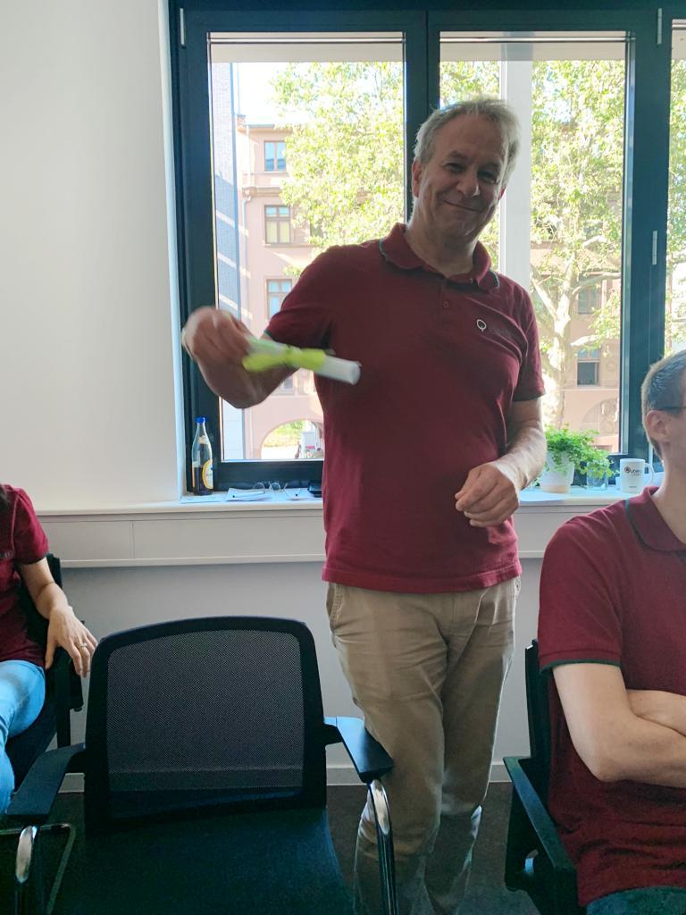 Markus hält sein Jubiläumsgeschenk Gutschein