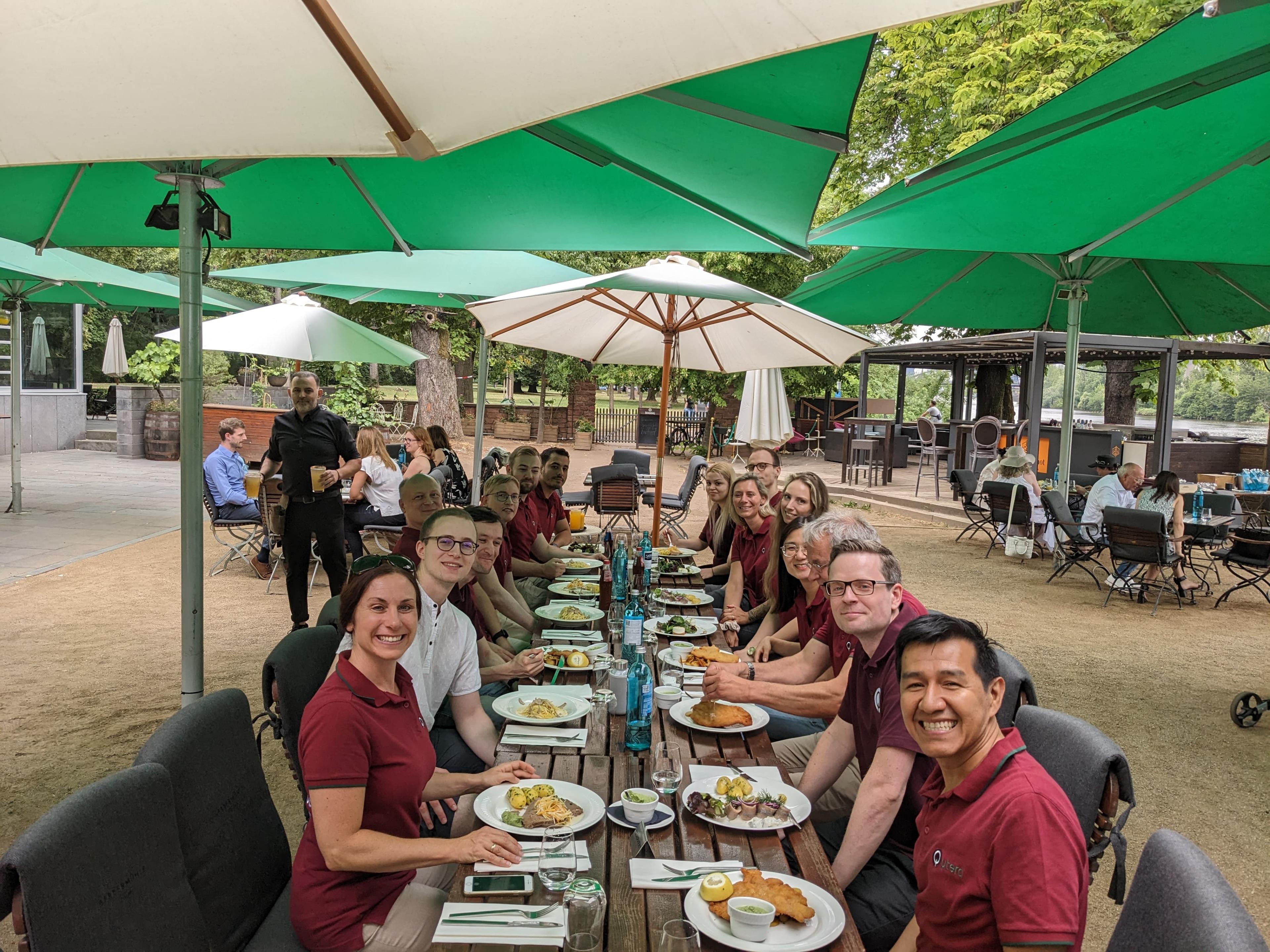 Qytera-Team beim Essen am Sommerevent