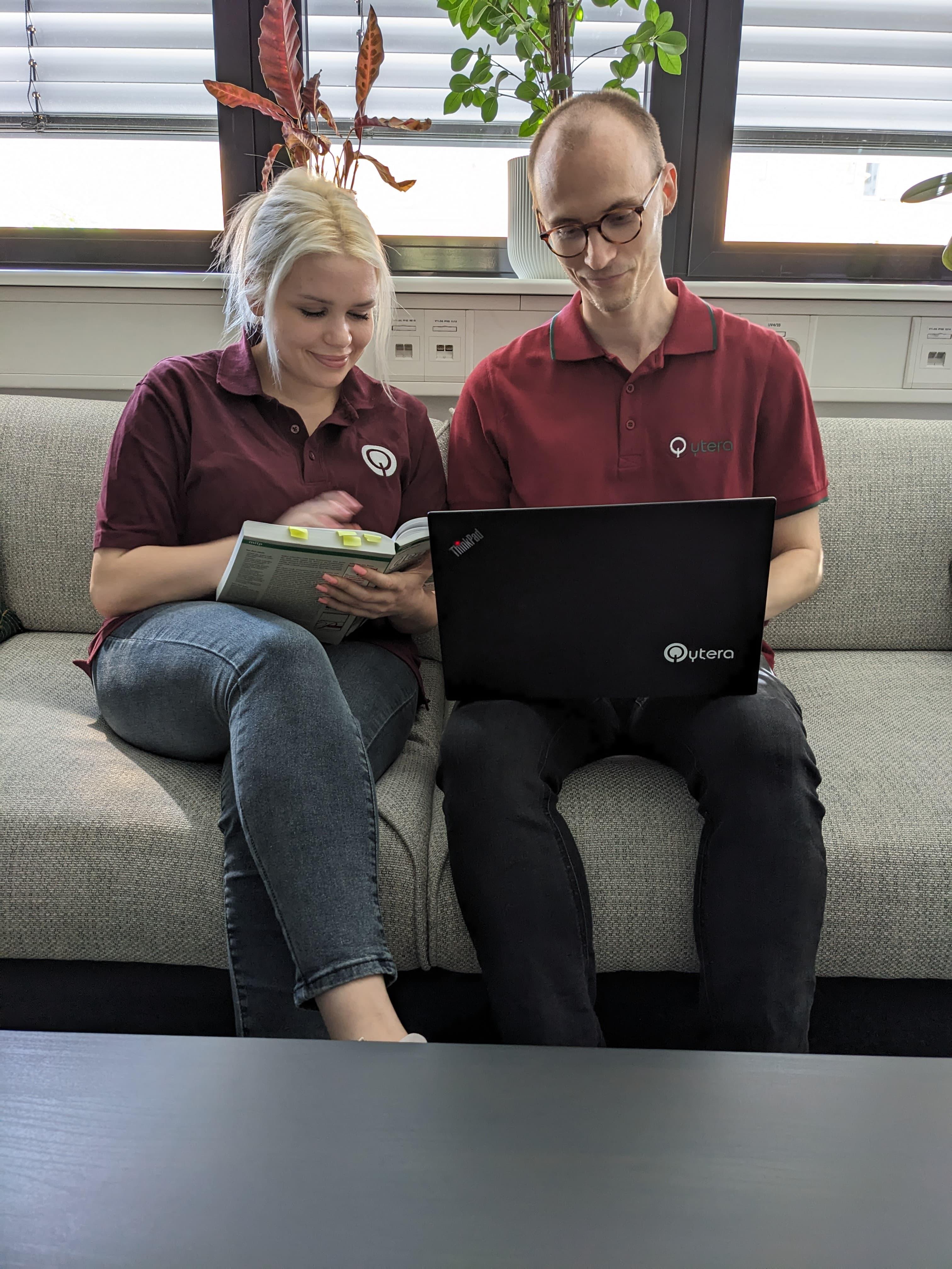 Vlada und Sebastian sitzen zusammen