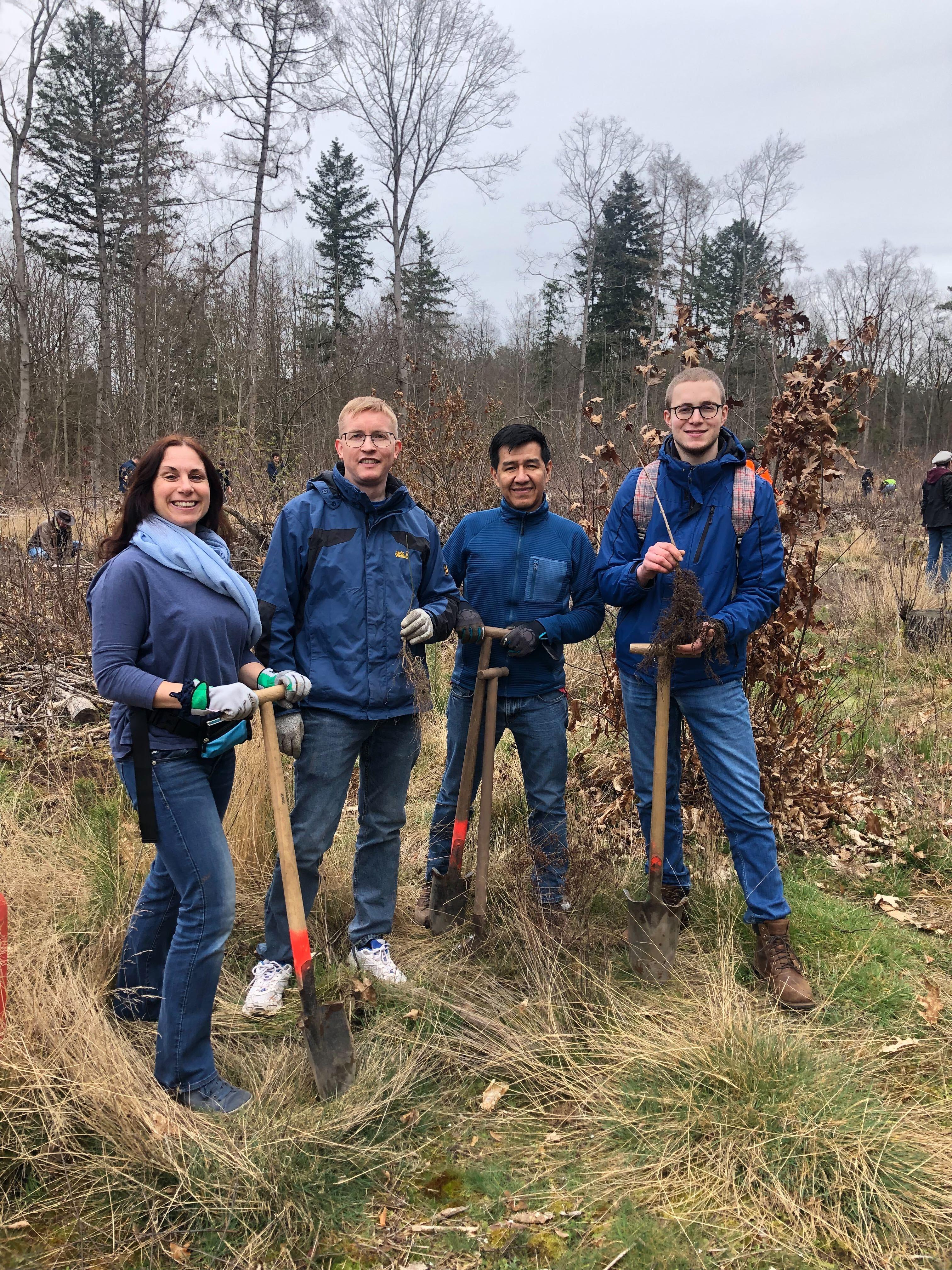 Qytera Team während der Baumpflanzaktion im Feld