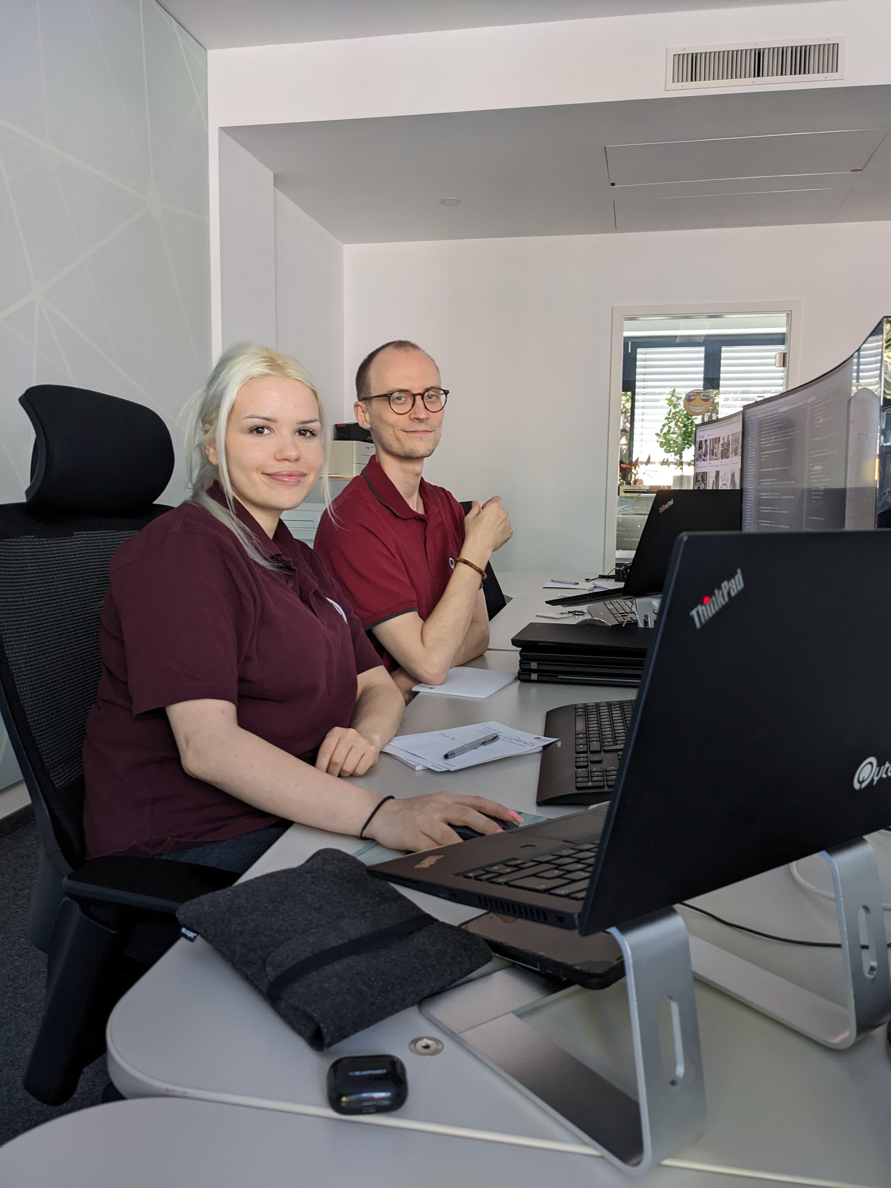 Vlada und Sebastian am Arbeitsplatz